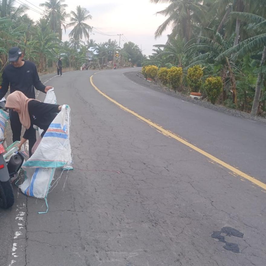 Pemerintah Desa Mario Gelar Kegiatan Jumat Bersih di Jalan Poros Desa